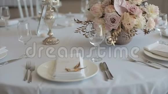 一张装饰的餐桌用燃烧的蜡烛做婚礼晚餐视频的预览图