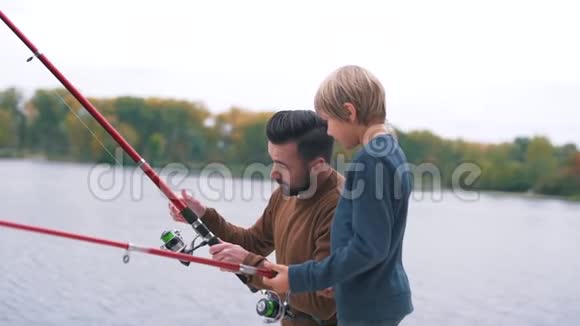 父亲教儿子怎样用鱼竿打鱼视频的预览图