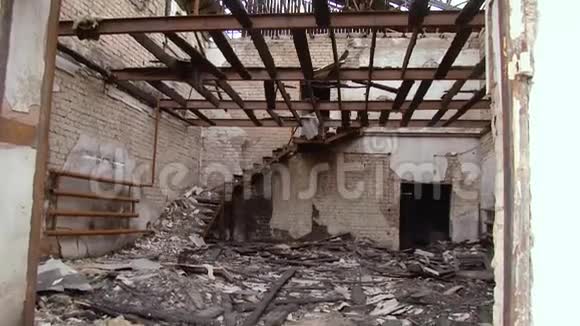火灾后废弃的建筑物视频的预览图