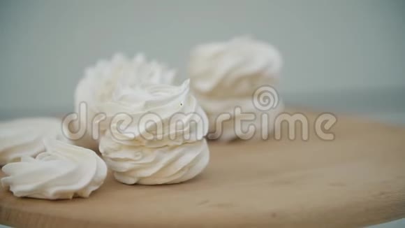 棉花糖在旋转的木桌上视频的预览图