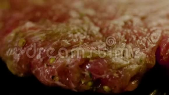 一块生的新鲜多汁的肉视频的预览图