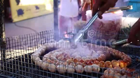 烤架上有泰国香肠视频的预览图