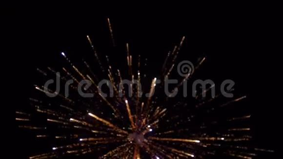 新年快乐背景夜空明亮美丽的烟花慢动作视频的预览图