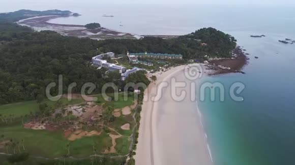 海景美丽的海滨度假酒店射击海边有热带雨林的沙滩景观视频的预览图