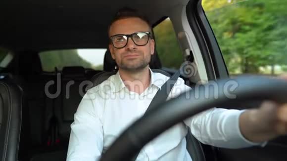 天气晴朗戴眼镜穿白衬衫的大胡子开车视频的预览图