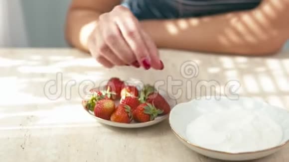 漂亮的年轻女人吃草莓视频的预览图