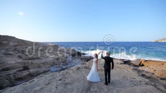 新娘和新郎在婚礼当天在海滨跳舞视频的预览图