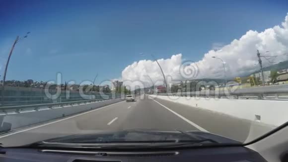波夫车开到索契通过移动汽车的风场观看视频的预览图