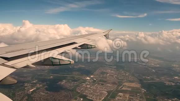 飞机在天上地下的云层中飞行视频的预览图