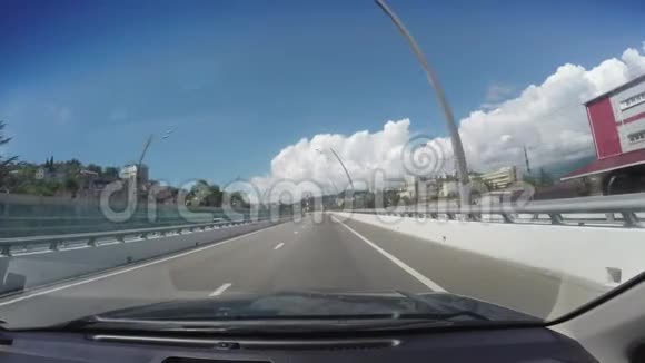 波夫车开到索契通过移动汽车的风场观看视频的预览图