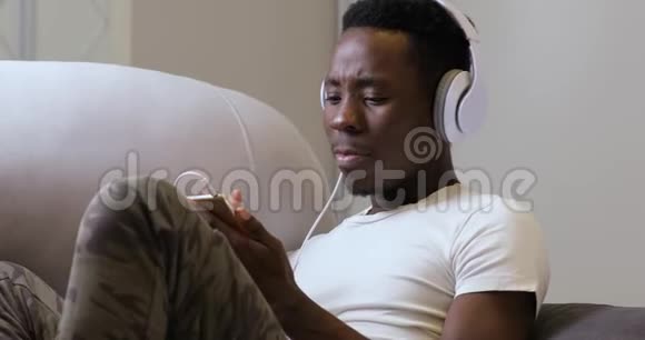 在家听音乐的非洲男人视频的预览图