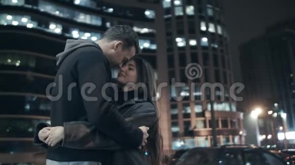 在城里的情侣在晚上拥抱视频的预览图