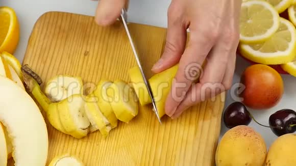 女人把香蕉片并排切在切割板上放着香蕉片慢动作视频的预览图
