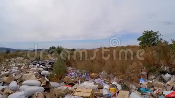 杂草丛生的灌木丛中的垃圾堆慢动作视频的预览图