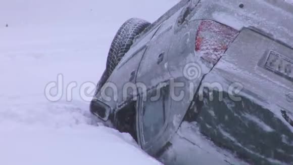 在冬天的道路上发生了一起雪事故后汽车在屋顶上撞了下来视频的预览图
