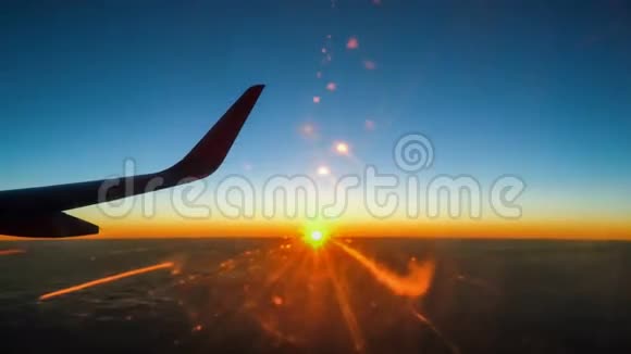 日落天空中的飞机翼视频的预览图