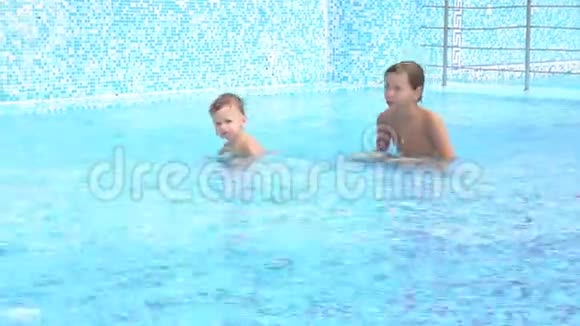 在度假村游泳的男孩视频的预览图