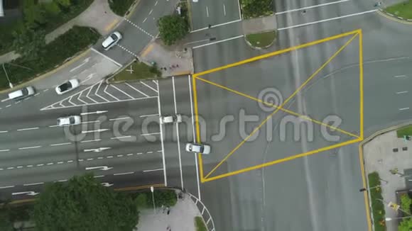 道路交叉口的俯视图在城市的十字路口汽车驾驶鸟瞰图公路的航空测量视频的预览图