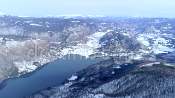 冬天鸟瞰博欣湖景色视频的预览图
