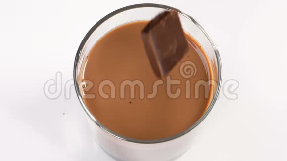 巧克力碎片掉落在牛奶和巧克力玻璃中视频的预览图