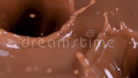 草莓在牛奶中缓慢地与巧克力一起落下视频的预览图