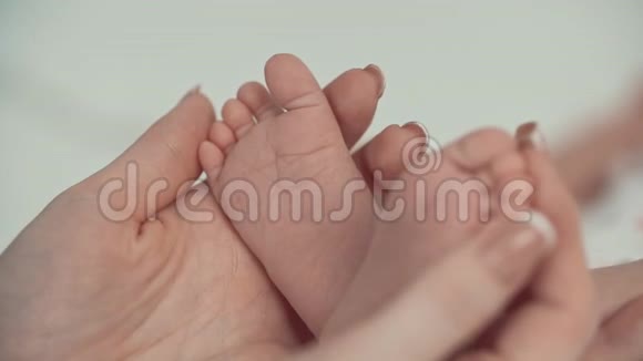 新生婴儿的脚妈妈心形的手里妈妈和她的孩子视频的预览图