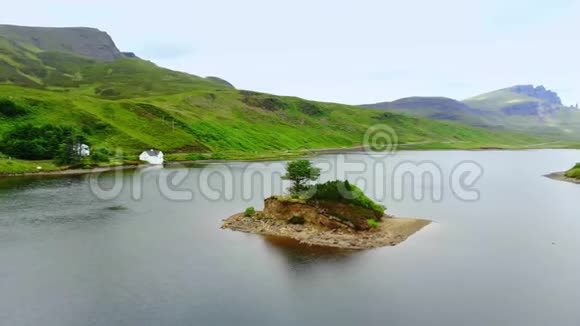 苏格兰斯凯岛湖上美丽的小岛视频的预览图