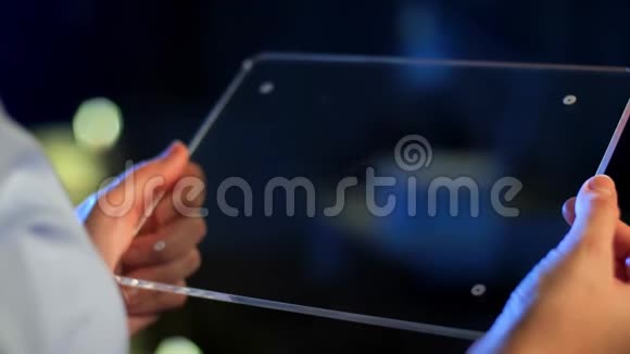 手持平板电脑的虚拟投影视频的预览图