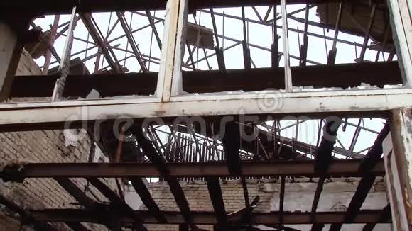 火灾后废弃的建筑物视频的预览图