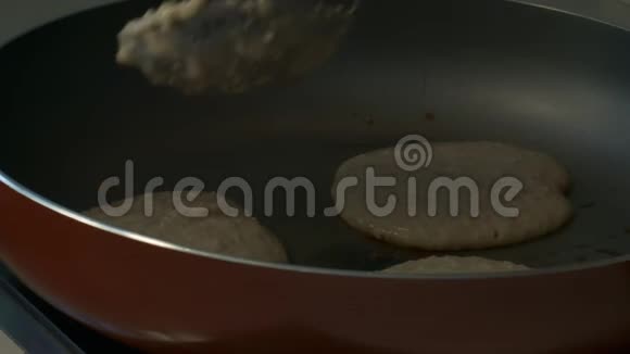 宏手投液体饼上黑热盘视频的预览图