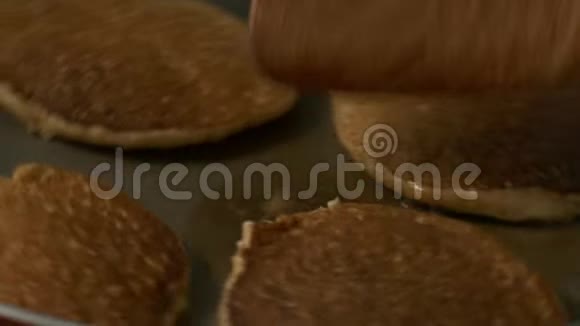 大跨度翻面饼翻面饼视频的预览图