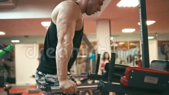 健美运动员在健身房做直立蘸视频的预览图