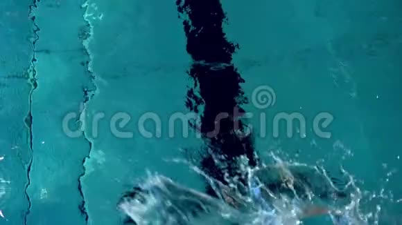 慢动作女运动员在水下背游视频的预览图