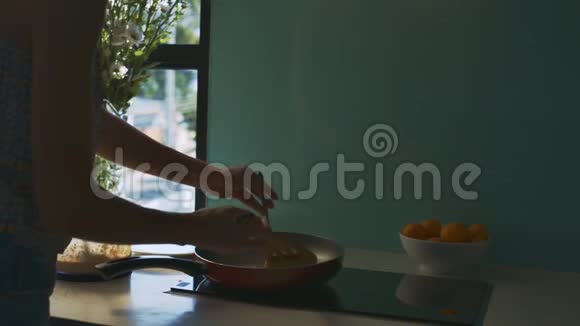 女孩在热锅上翻饼靠窗视频的预览图