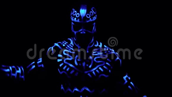 一个穿着荧光图案的黑人在紫外线下跳舞动作缓慢视频的预览图
