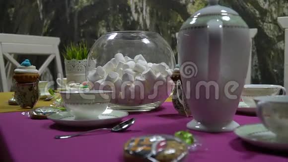 茶具配无味甜点视频的预览图
