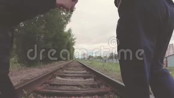 带着父亲的孩子走在铁轨上视频的预览图