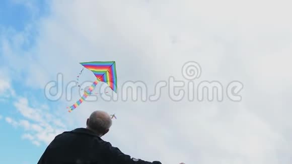 老人放风筝仰望天空视频的预览图