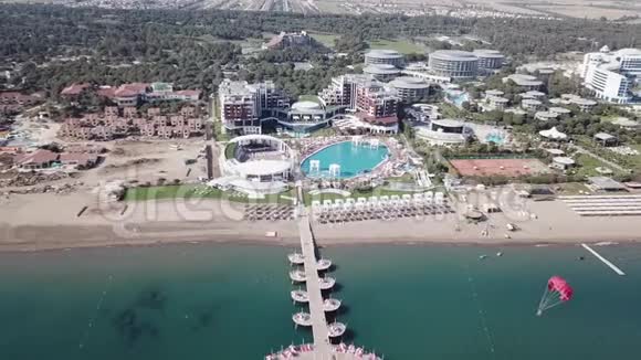 碧海之滨的酒店录像白沙美丽的海滩高大的棕榈树在海滨度假视频的预览图