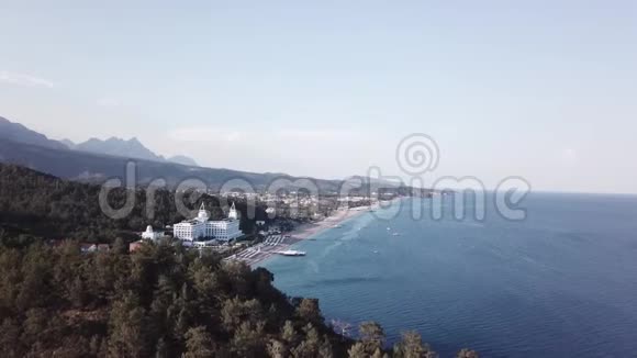 碧海之滨的酒店录像白沙美丽沙滩美丽森林在海滨度假视频的预览图