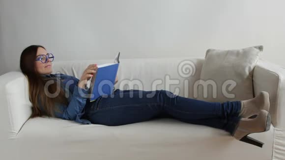 女人躺在家里的沙发上看书全高清视频的预览图