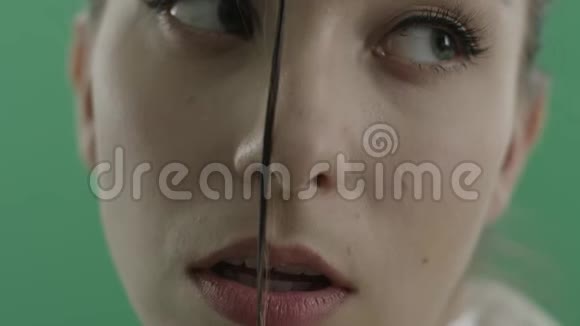 性感的年轻女子脸上沾着湿发绿油油视频的预览图