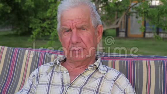 一位老人和白发男子的肖像脸上有深深的皱纹视频的预览图