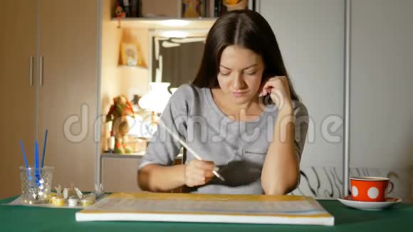 女孩画了她躺在桌子上的照片休息一下喝茶晚上为有才华的青年休闲视频的预览图
