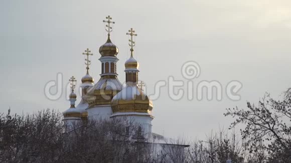 大的美丽的教堂雪躺在金色的圆顶上清澈灰色的天空背景库存冬季景观视频的预览图