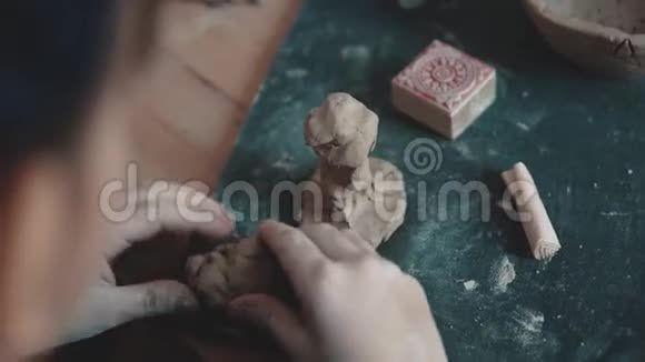 儿童雕刻粘土工艺这个小女孩从事陶器制作视频的预览图