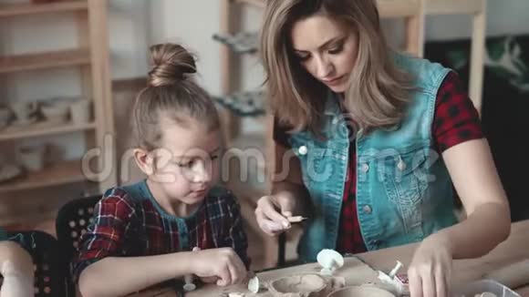 家庭创作爱好妈妈正忙着给孩子做陶器视频的预览图
