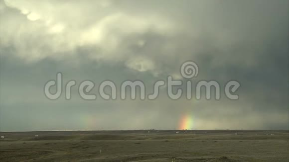 风暴云附近的彩虹视频的预览图