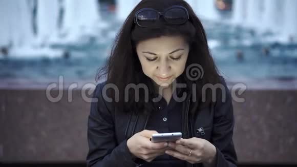 使用智能手机和冲浪社交媒体的女性视频的预览图