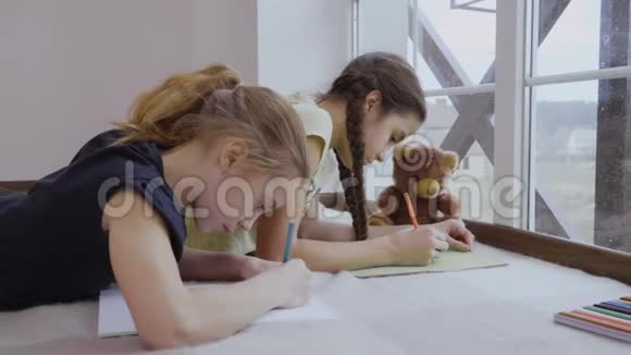两个小女孩用铅笔画画视频的预览图